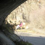Mujer en situación de prostitución bajo el puente del río Guadarrama