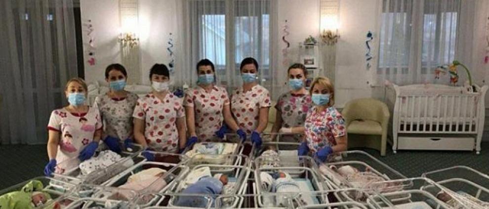 Bebés y sus cuidadoras en un hotel de Ucrania